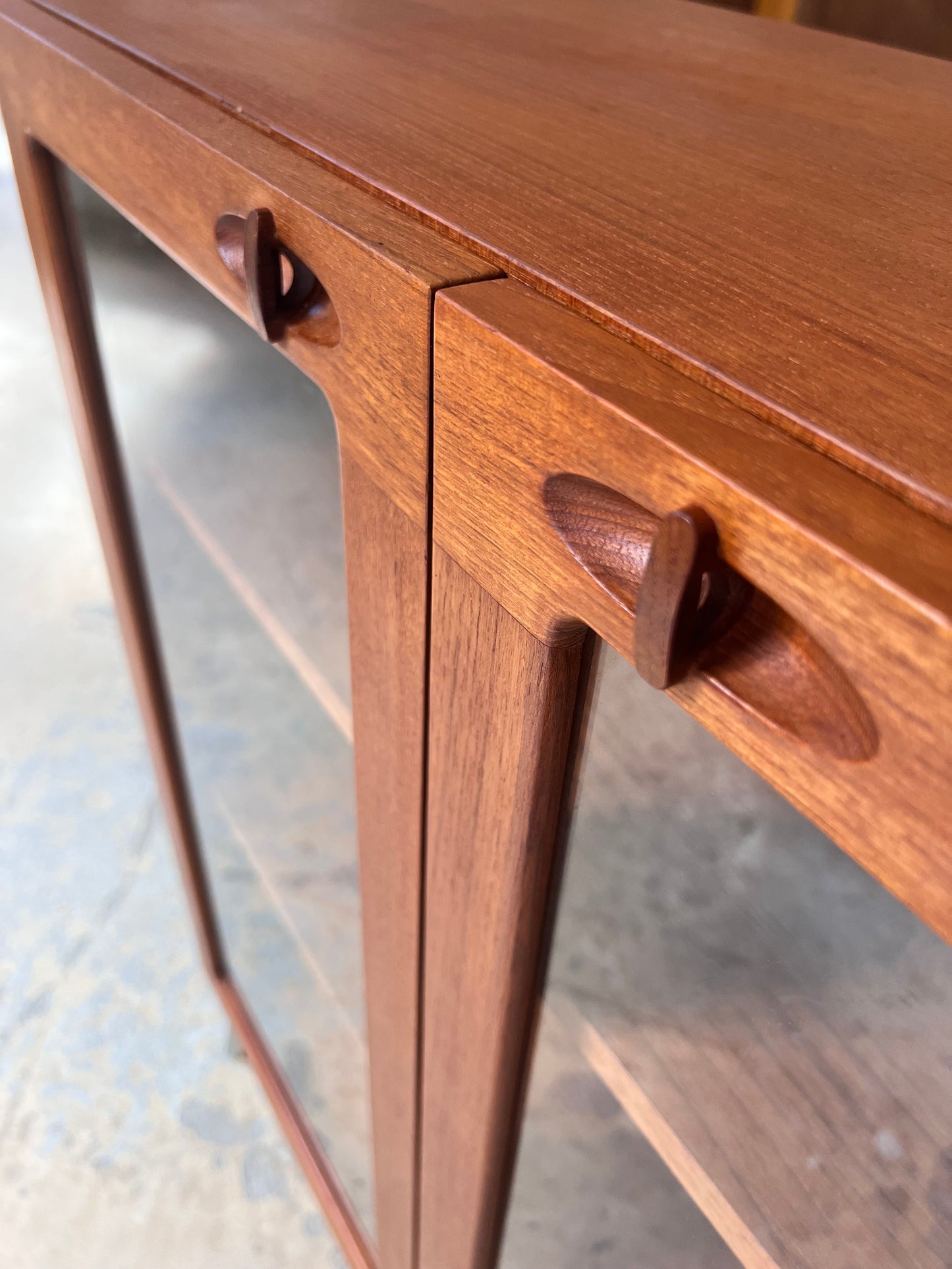 Vintage Vitrinenschrank Teak von H.W. Klein für Bramin mit neuen Chromfüßen