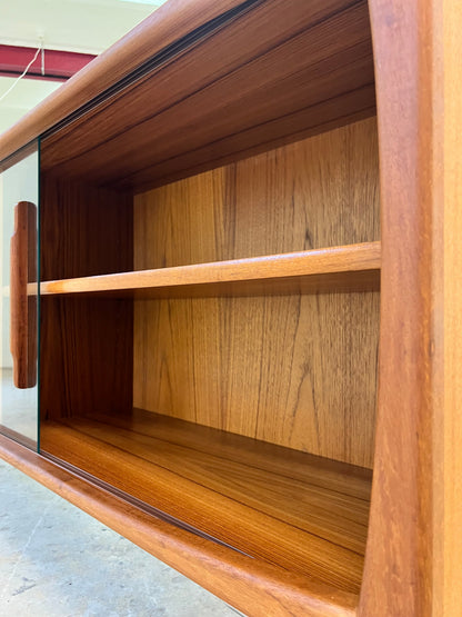 Vintage Sideboard Vitrine Teak mit Chromfüßen von Dyrlund