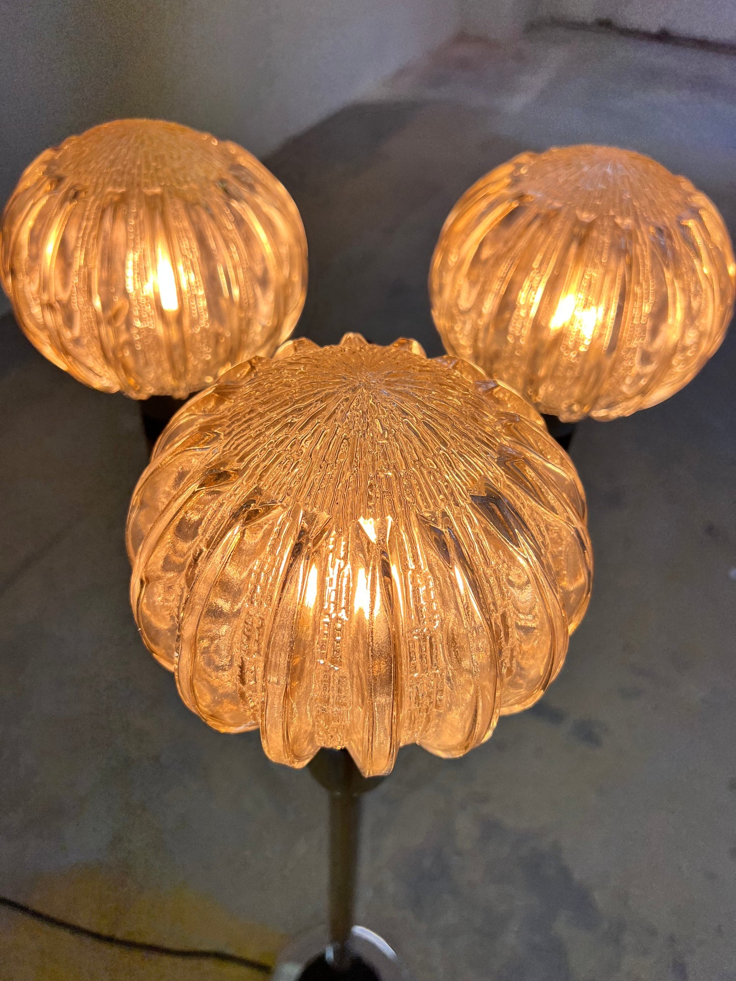 Vintage Stehlampe Chrom 1970er Jahre geriffelter Glasschirm