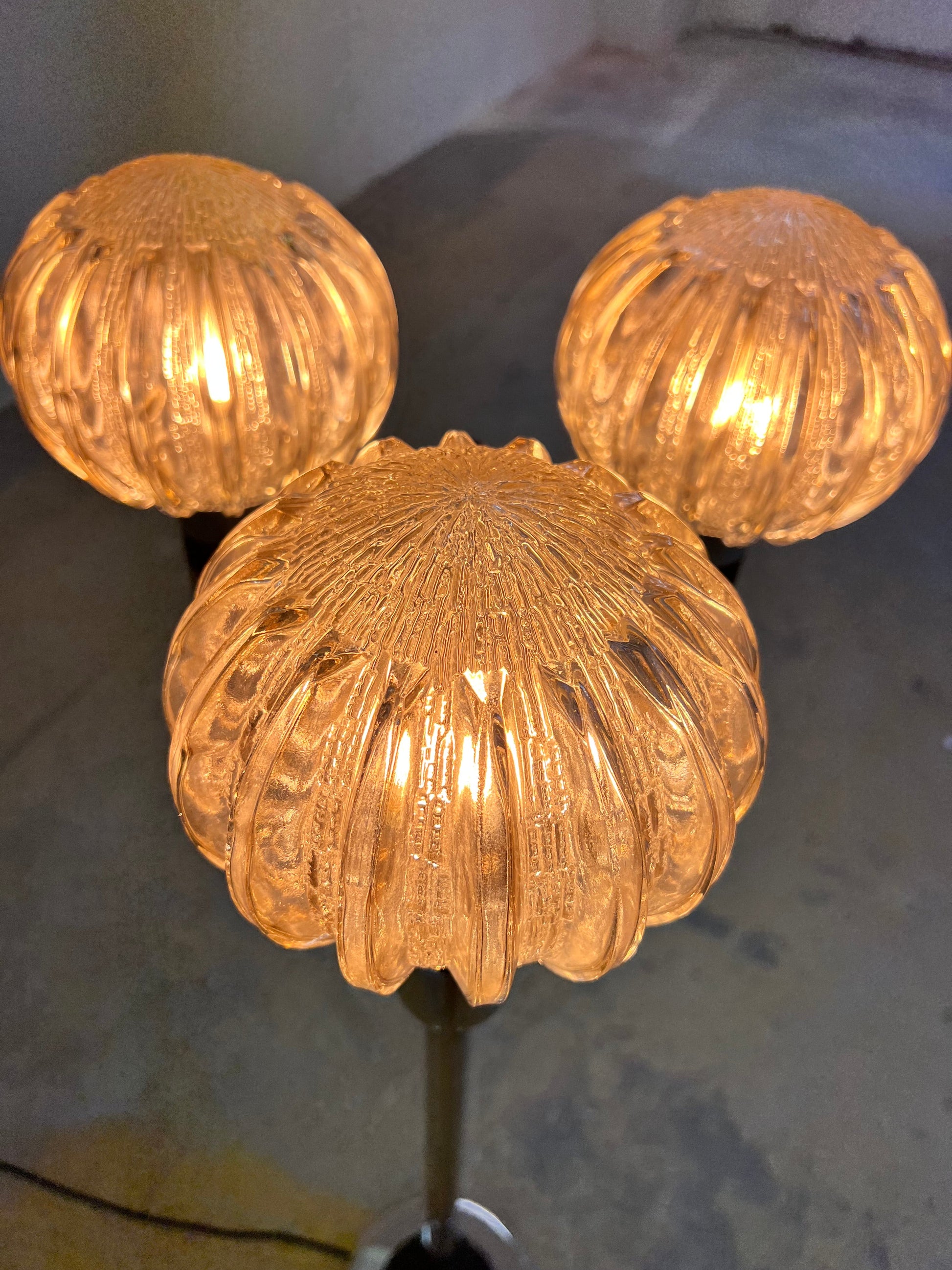 Vintage Stehlampe Chrom 1970er Jahre geriffelter Glasschirm