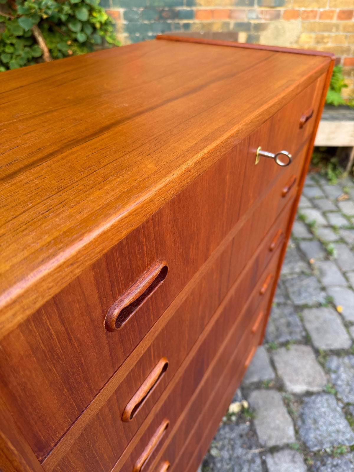 Teak Kommode mit Griffmulden und Schloss aus Dänemark