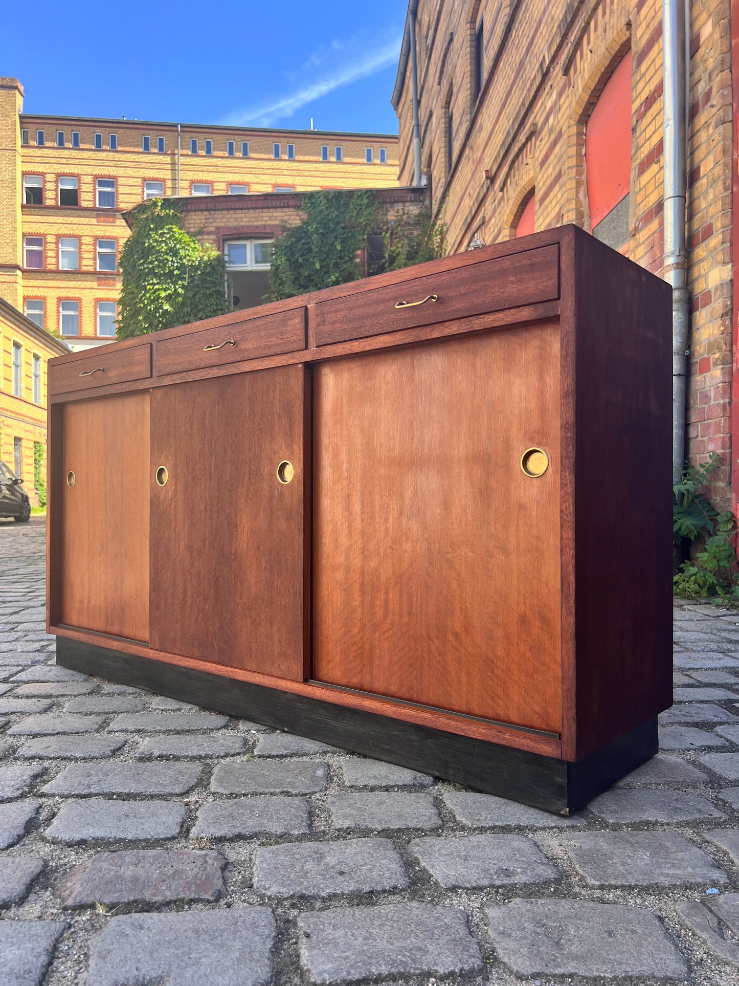 Vintage Schuhschrank Teak mit Messinggriffen aus Dänemark