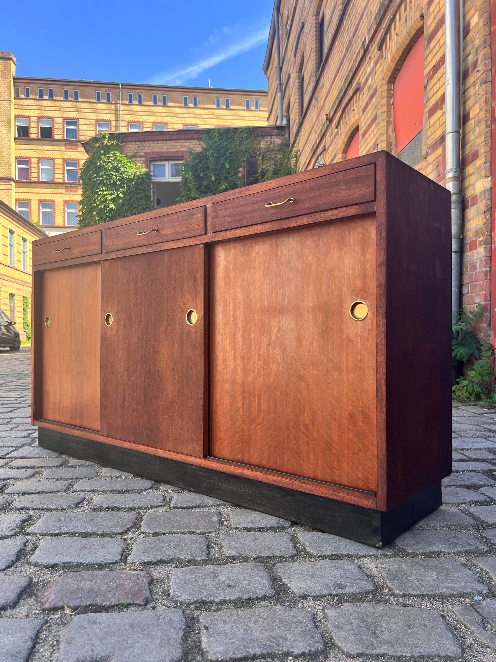 Vintage Schuhschrank Teak mit Messinggriffen aus Dänemark