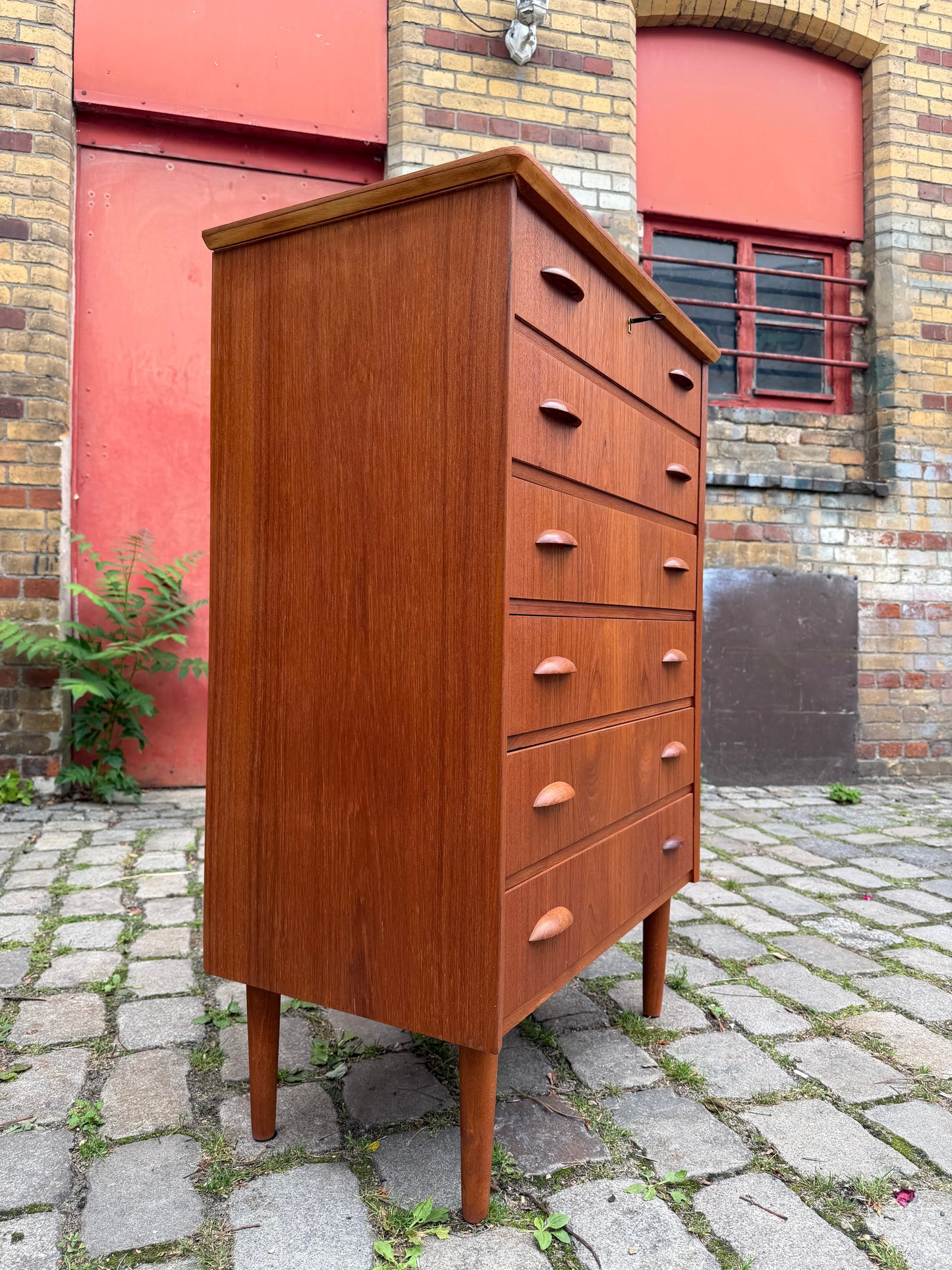 Vintage Kommode Teak mit Muschelgriffen und Schloss aus Dänemark