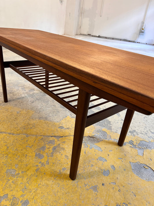 Vintage Couchtisch Teak mit Ablage, ausziehbar, dänisch