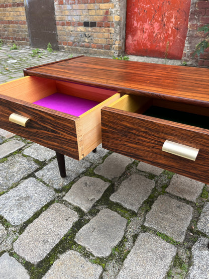 Buffet bas vintage en palissandre avec poignées en laiton