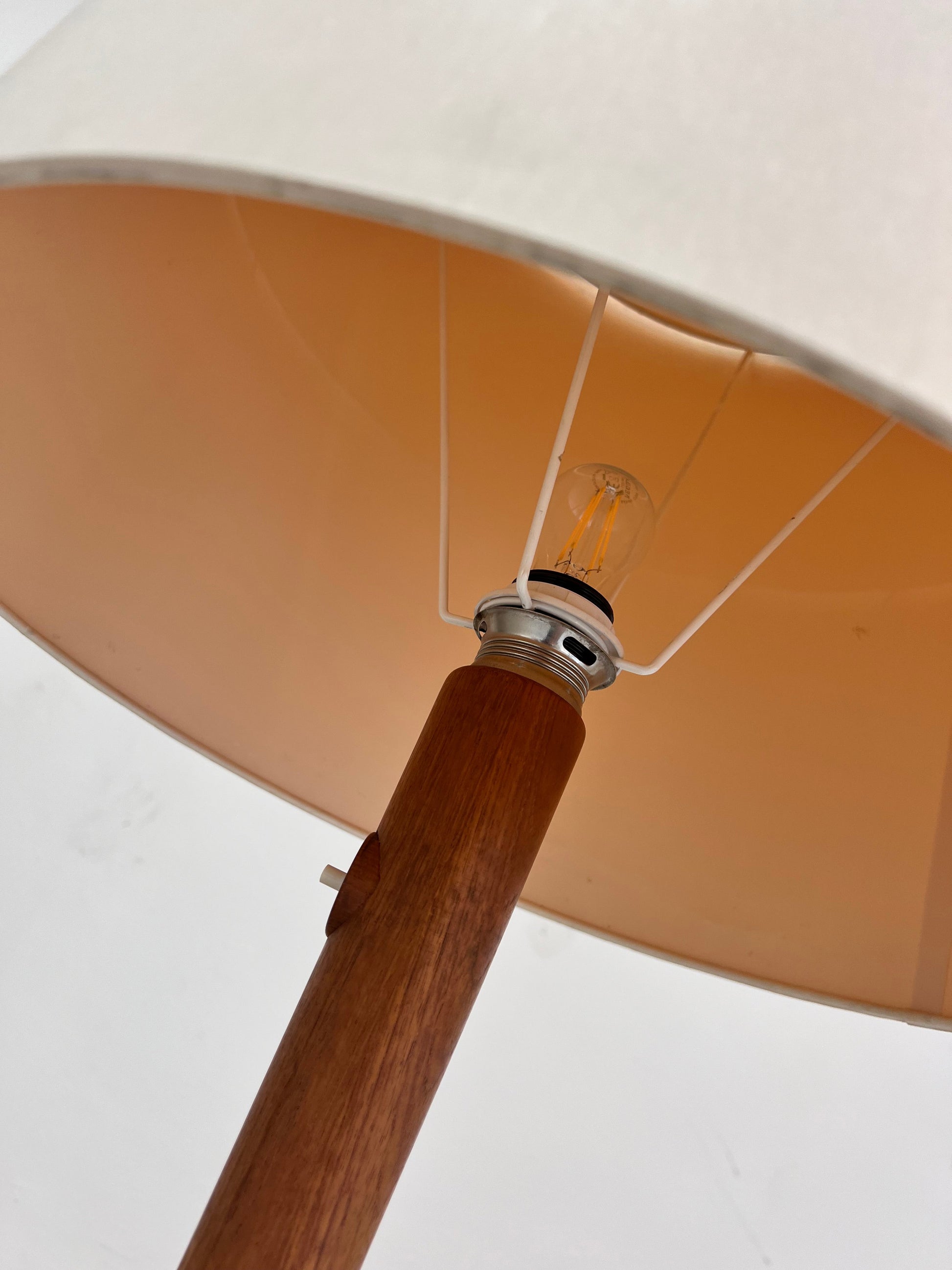 Vintage Stehlampe Teak mit Seidenschirm aus Dänemark