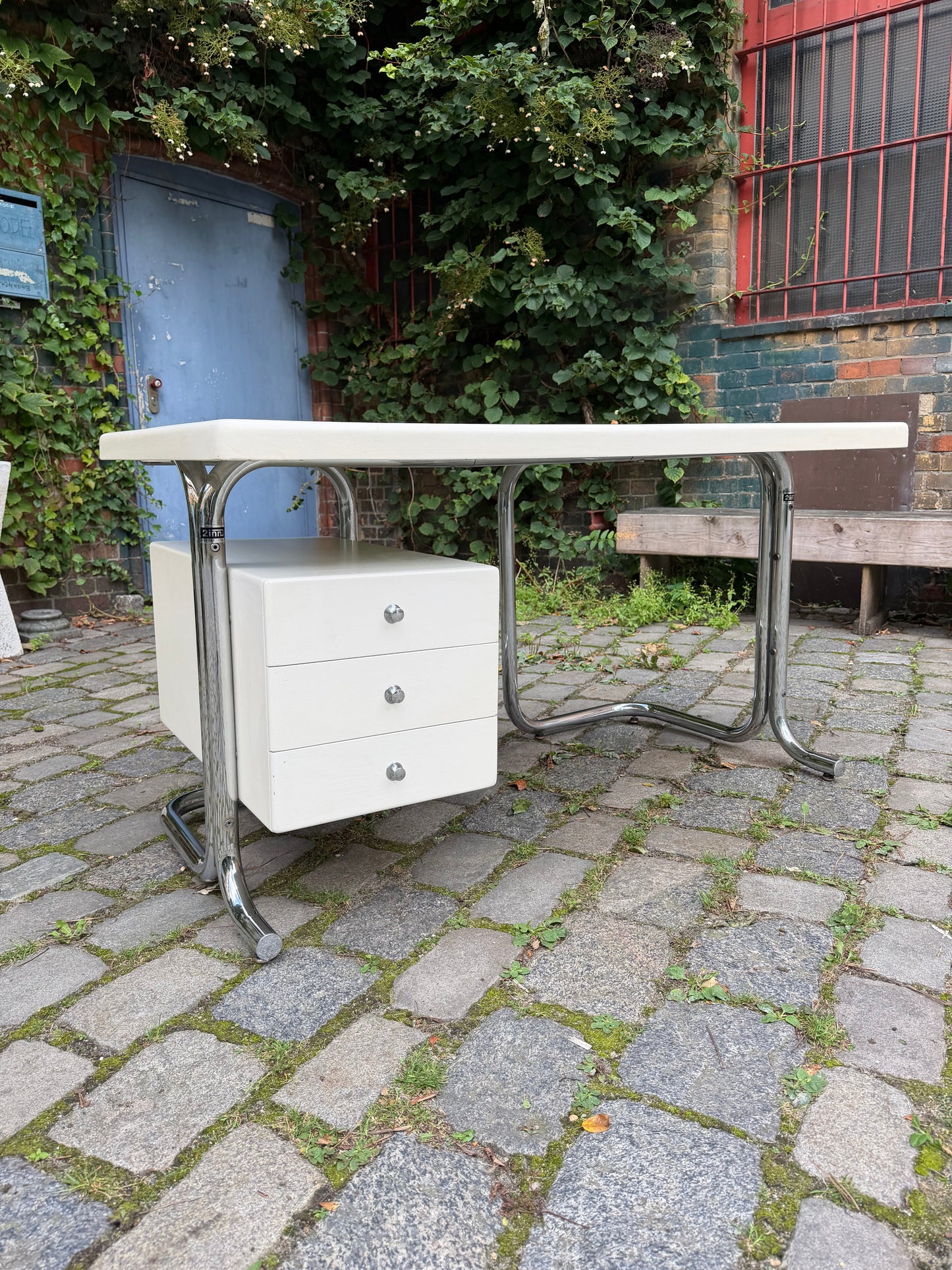 Vintage Schreibtisch Fiberglas und Chrom von 2 INN
