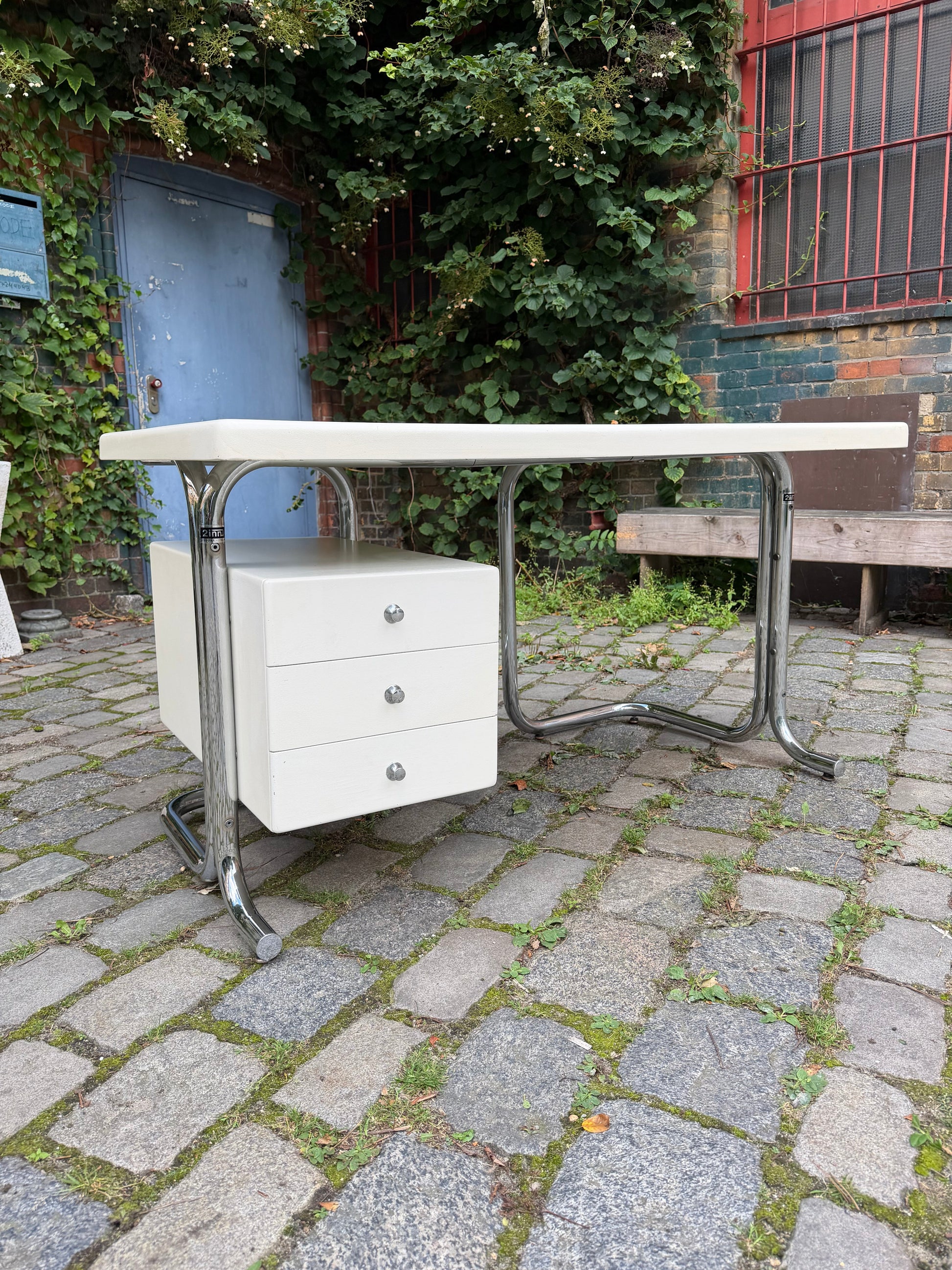 Vintage Schreibtisch Fiberglas und Chrom von 2 INN