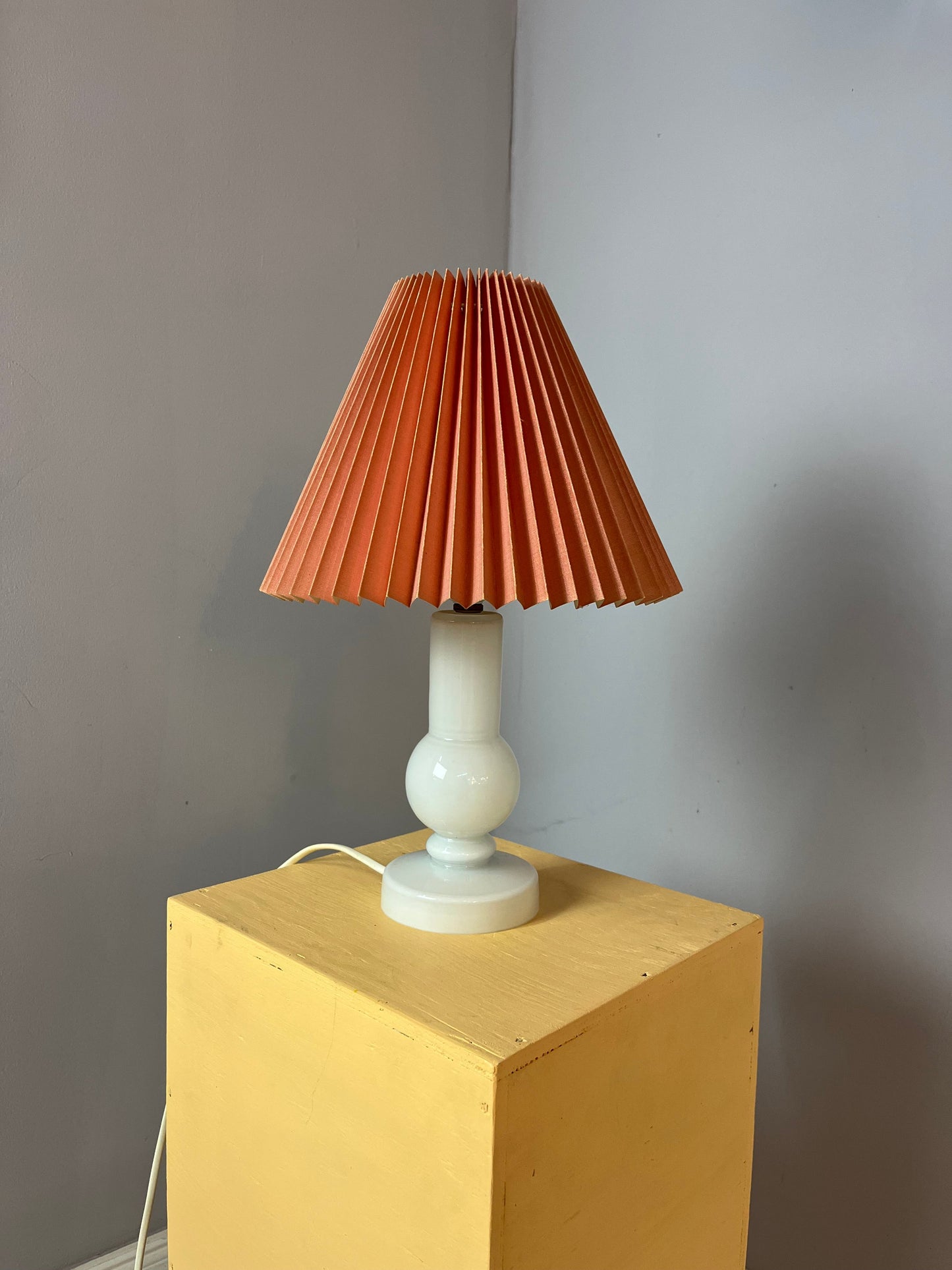 Tischlampe weiß Glas mit rosa Schirm