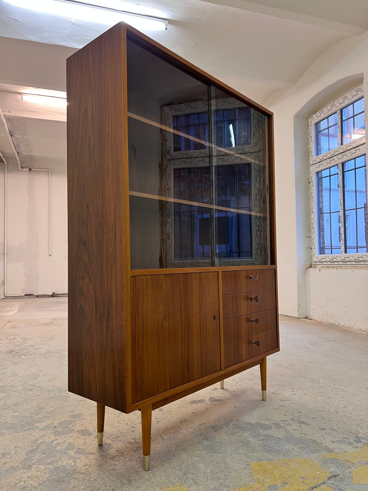 Vintage Vitrinenschrank von Deutsche Werkstätten Hellerau, Nussbaum, restauriert, Glasschiebetüren