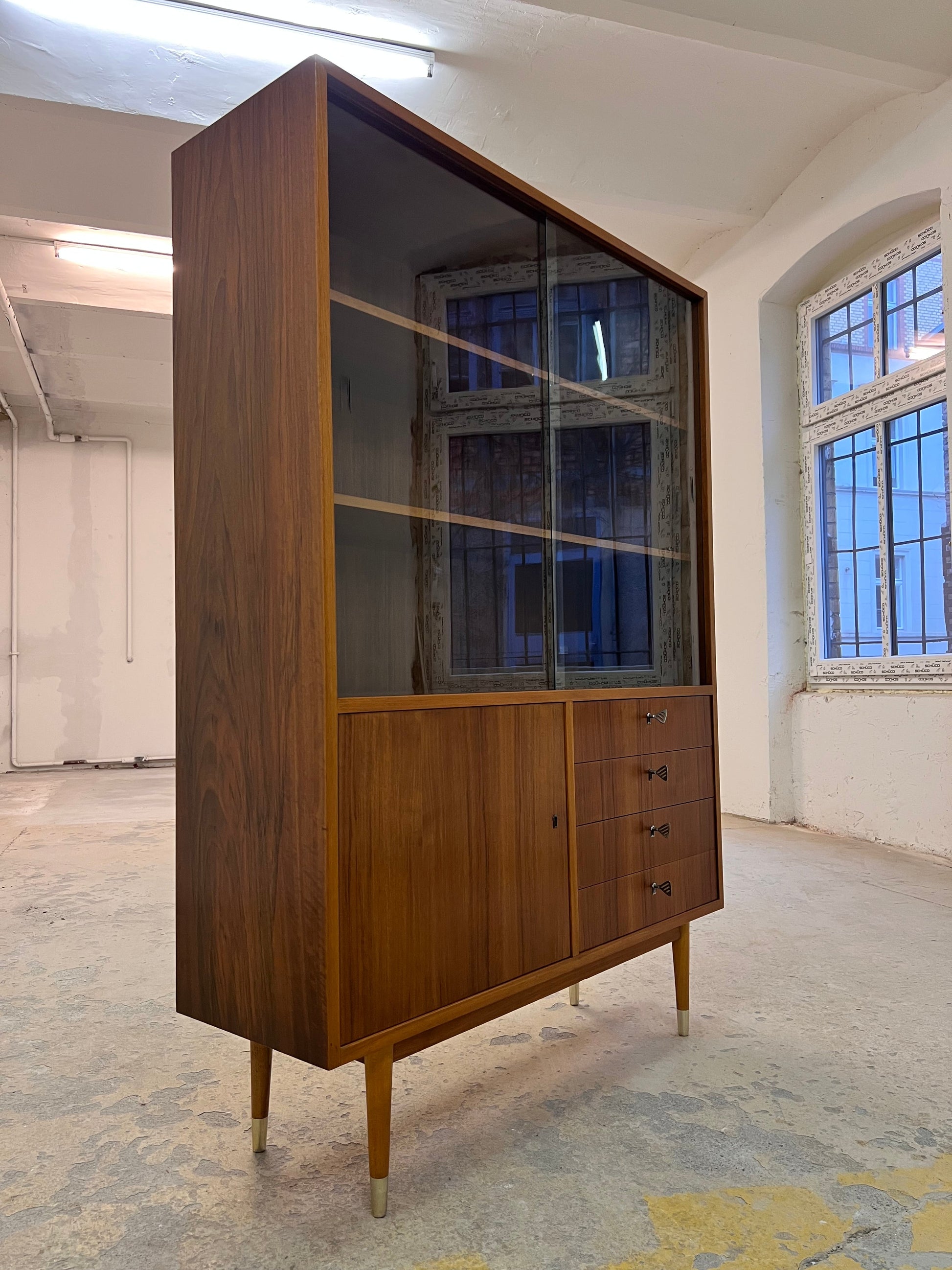 Vintage Vitrinenschrank von Deutsche Werkstätten Hellerau, Nussbaum, restauriert, Glasschiebetüren