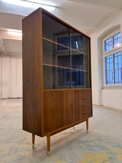 Vintage Vitrinenschrank von Deutsche Werkstätten Hellerau, Nussbaum, restauriert, Glasschiebetüren