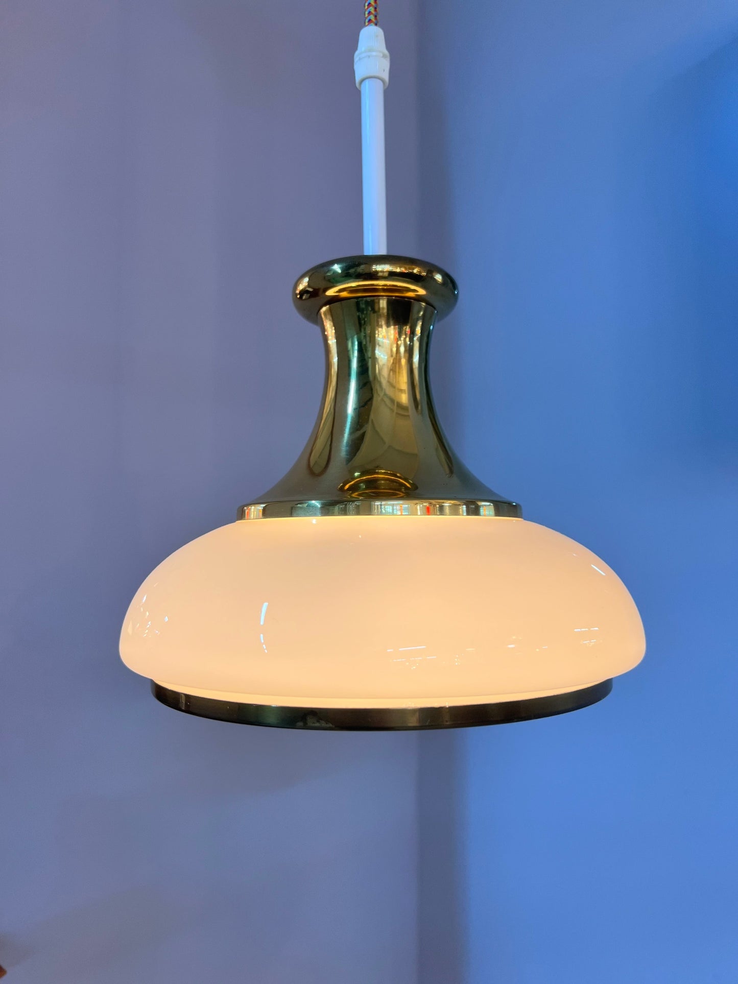 Lampe suspendue vintage en verre opale et laiton