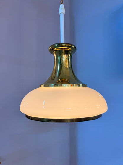Lampe suspendue vintage en verre opale et laiton