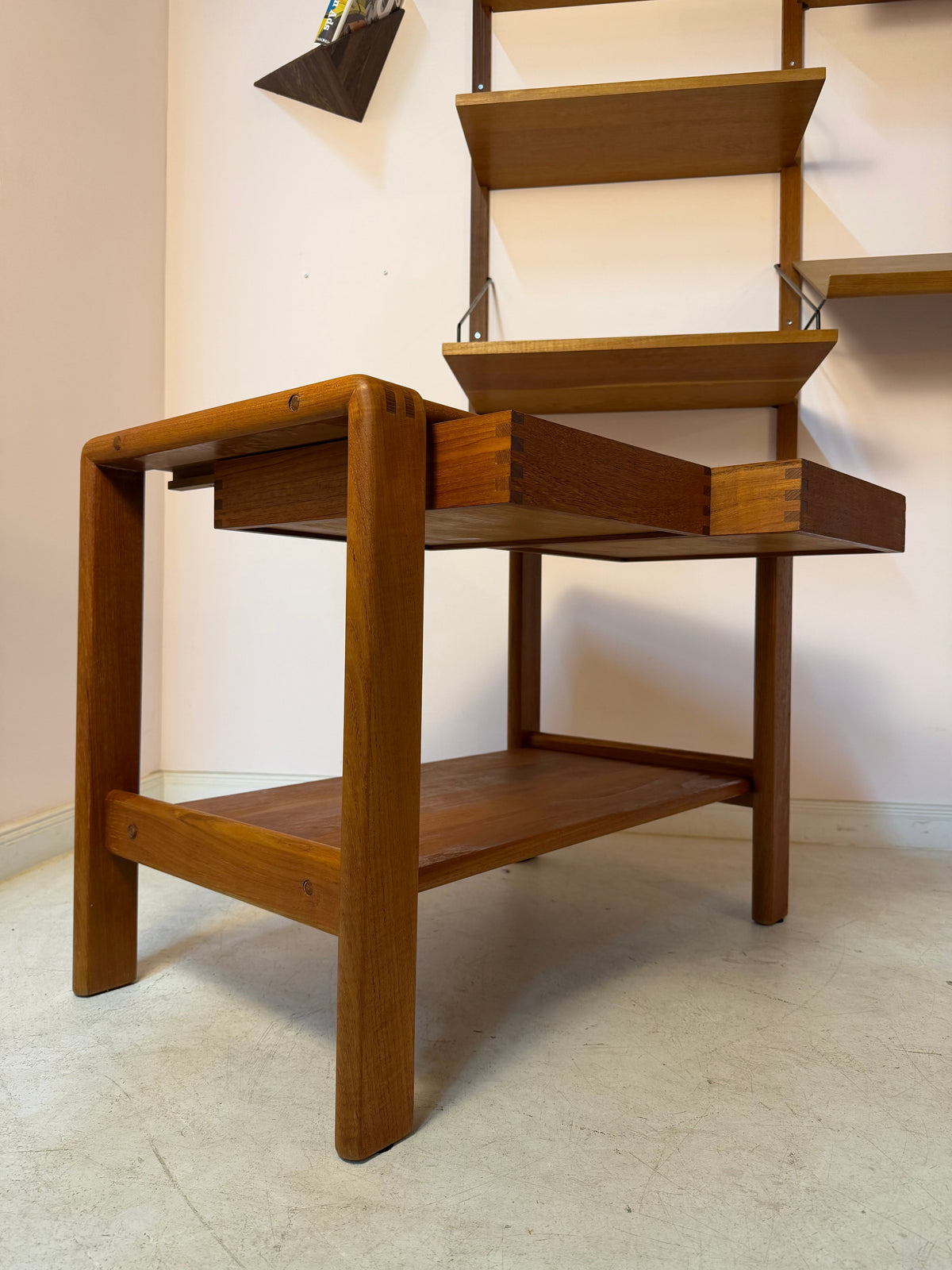 Beistelltisch Teak mit Schubladen und Ablage aus Dänemark