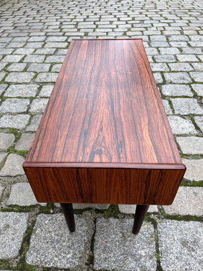 Buffet bas vintage en palissandre avec poignées en laiton