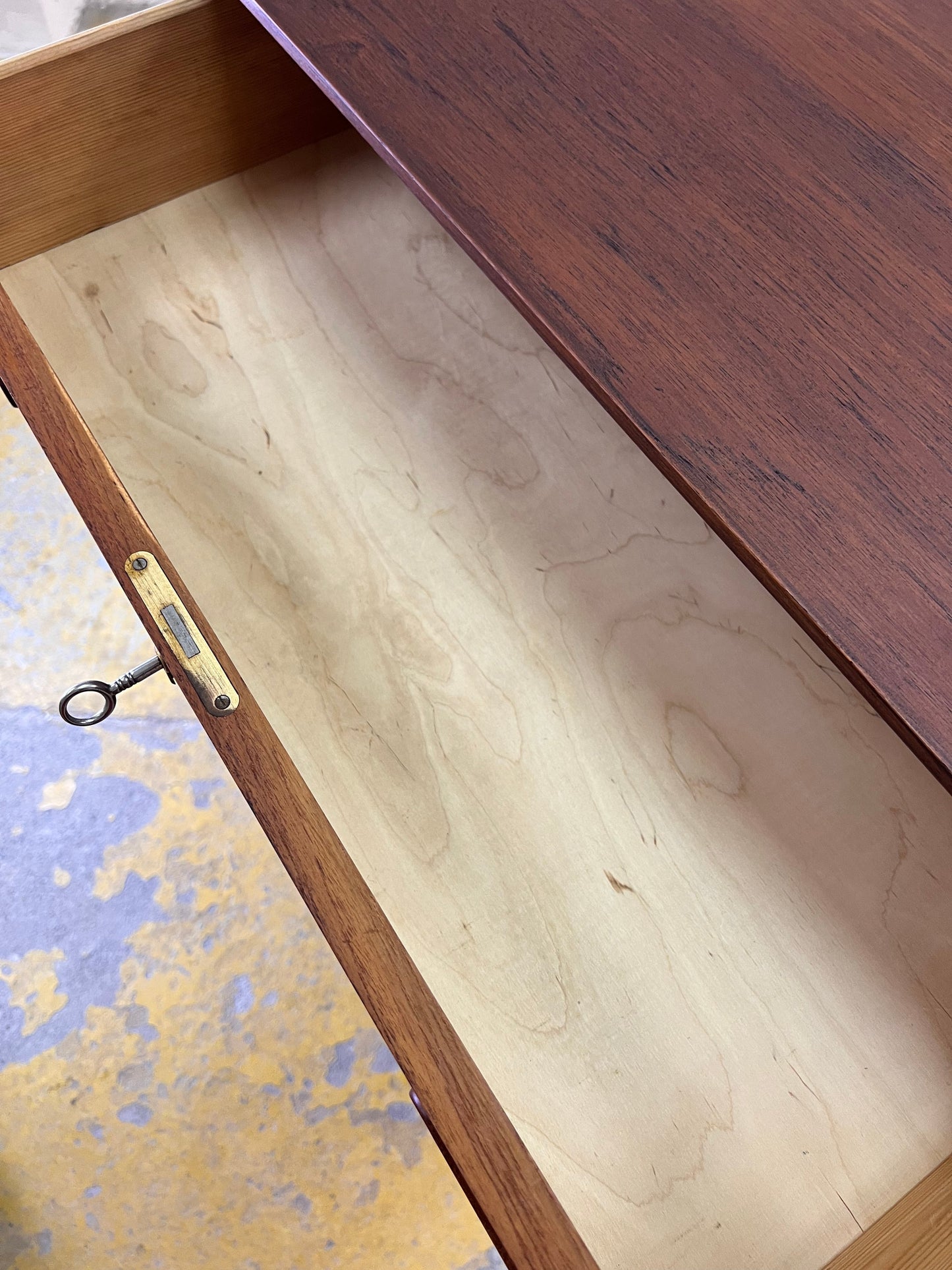 Vintage Kommode Teak mit Schloss aus Dänemark