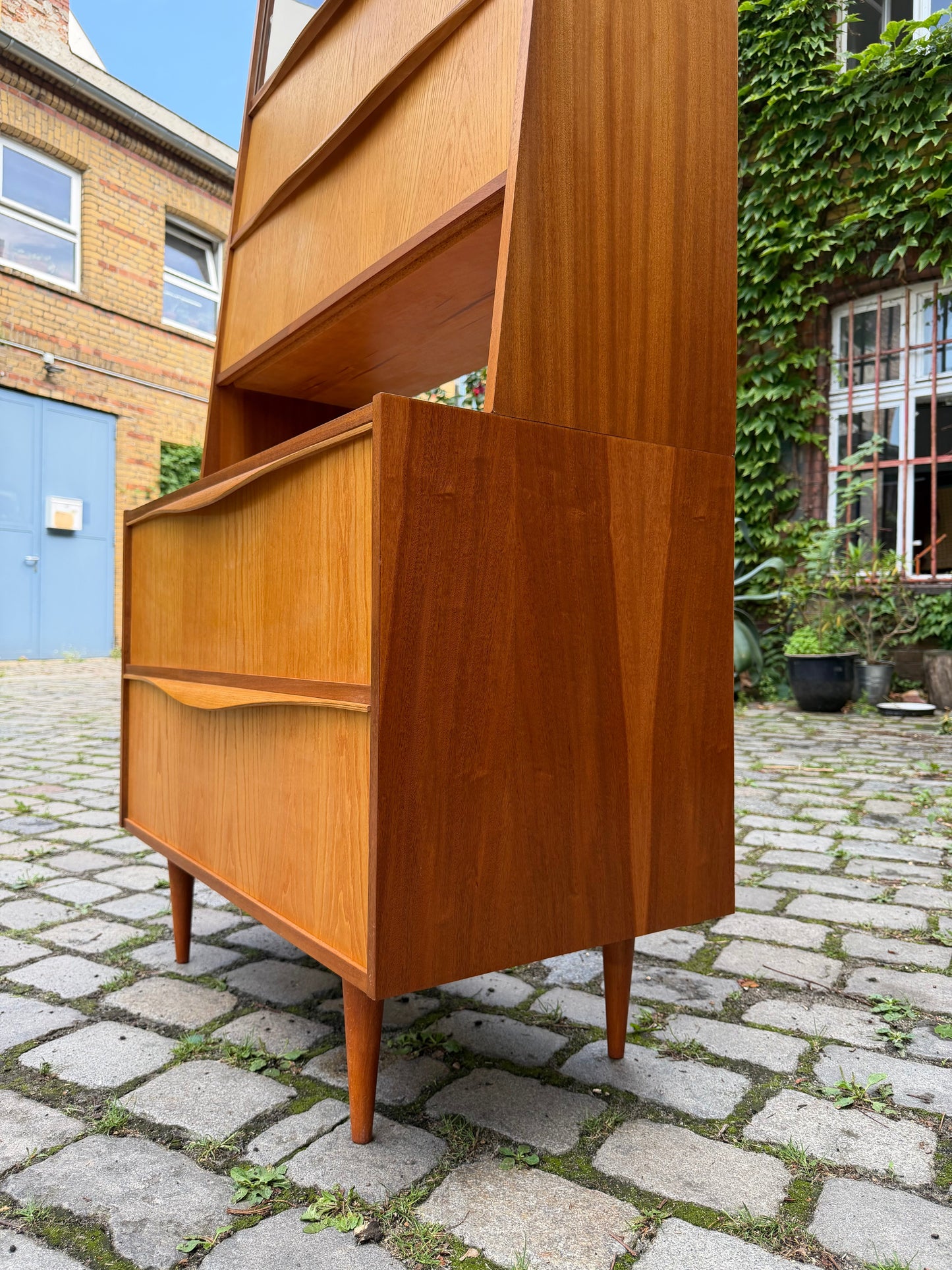 Vintage Vitrinenschrank mit Klappfächern von VEB Möbelindustrie Halle
