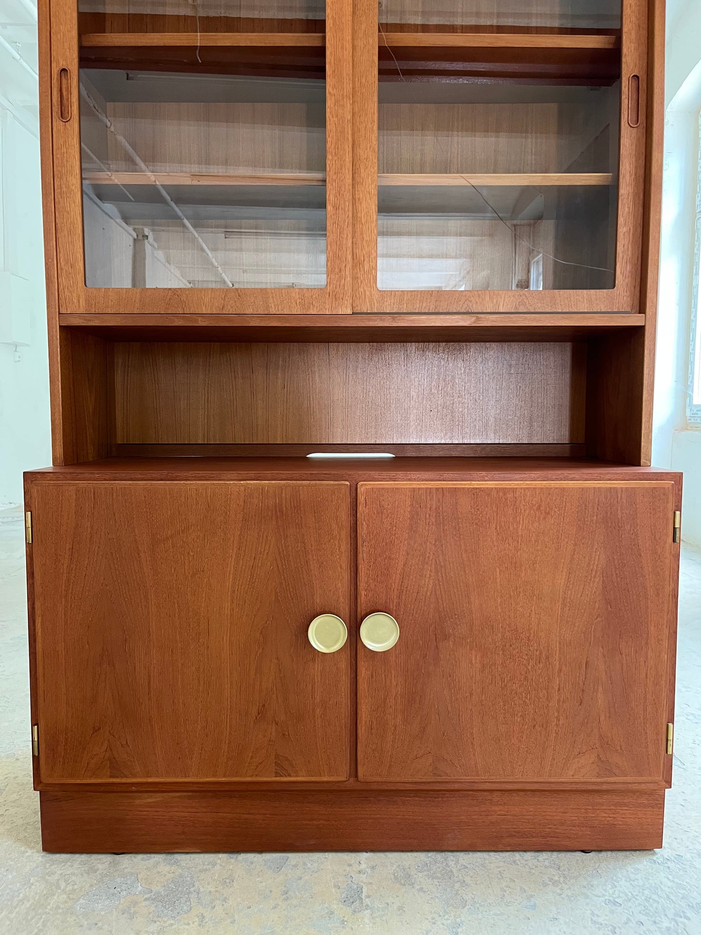 Vintage Vitrine Teak mit Schiebetüren von Hundevad