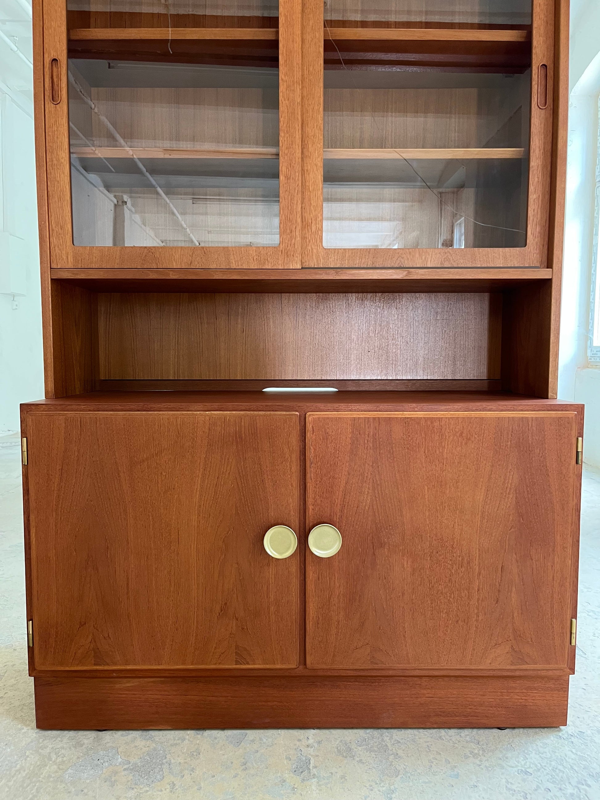 Vintage Vitrine Teak mit Schiebetüren von Hundevad