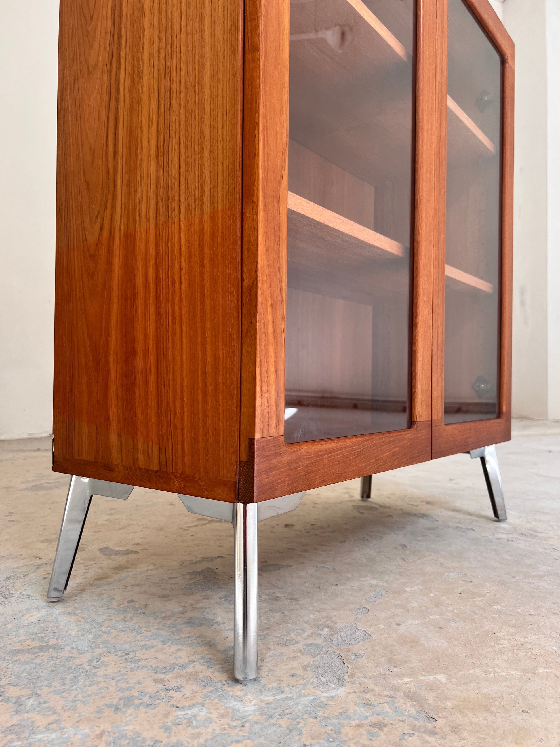 Vintage Vitrinenschrank Teak von H.W. Klein für Bramin mit neuen Chromfüßen