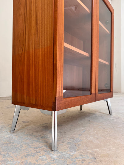 Vintage Vitrinenschrank Teak von H.W. Klein für Bramin mit neuen Chromfüßen