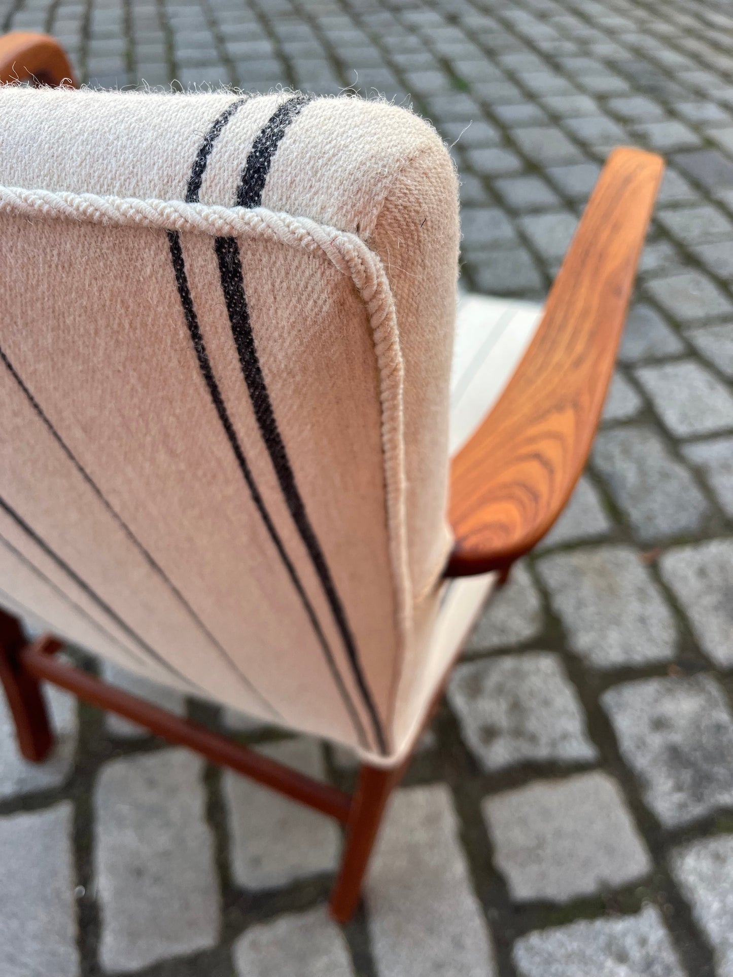 Vintage Armlehnstuhl mit paspeliertem Polster aus Dänemark