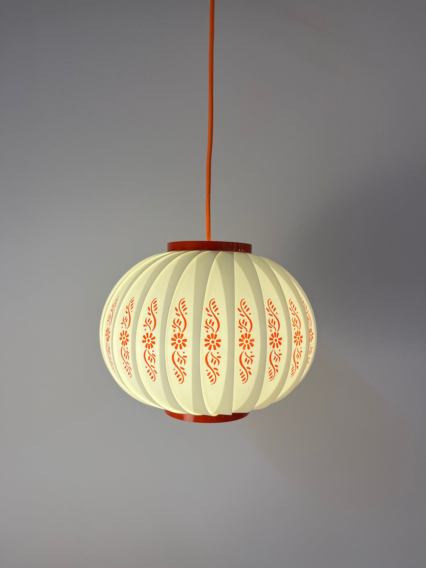 Vintage Hängelampe von Lars Schiøler mit roten Blumendetails