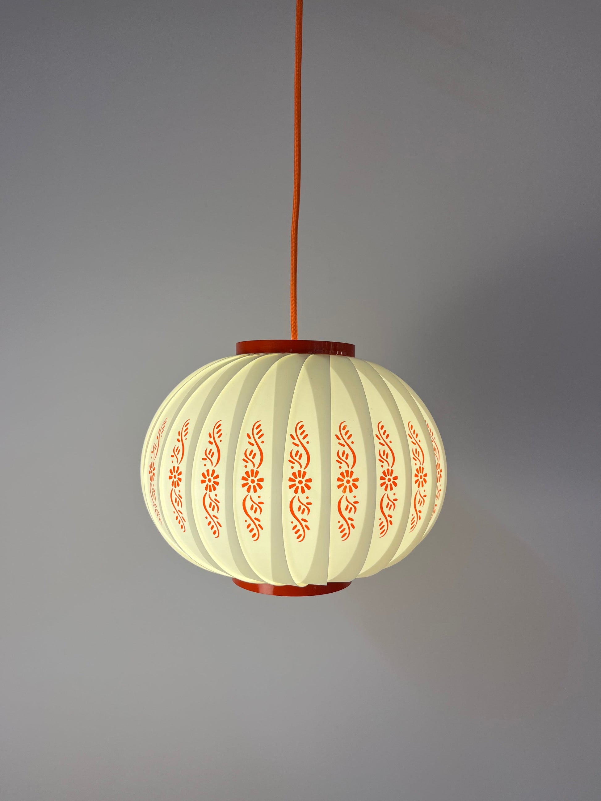 Vintage Hängelampe von Lars Schiøler mit roten Blumendetails