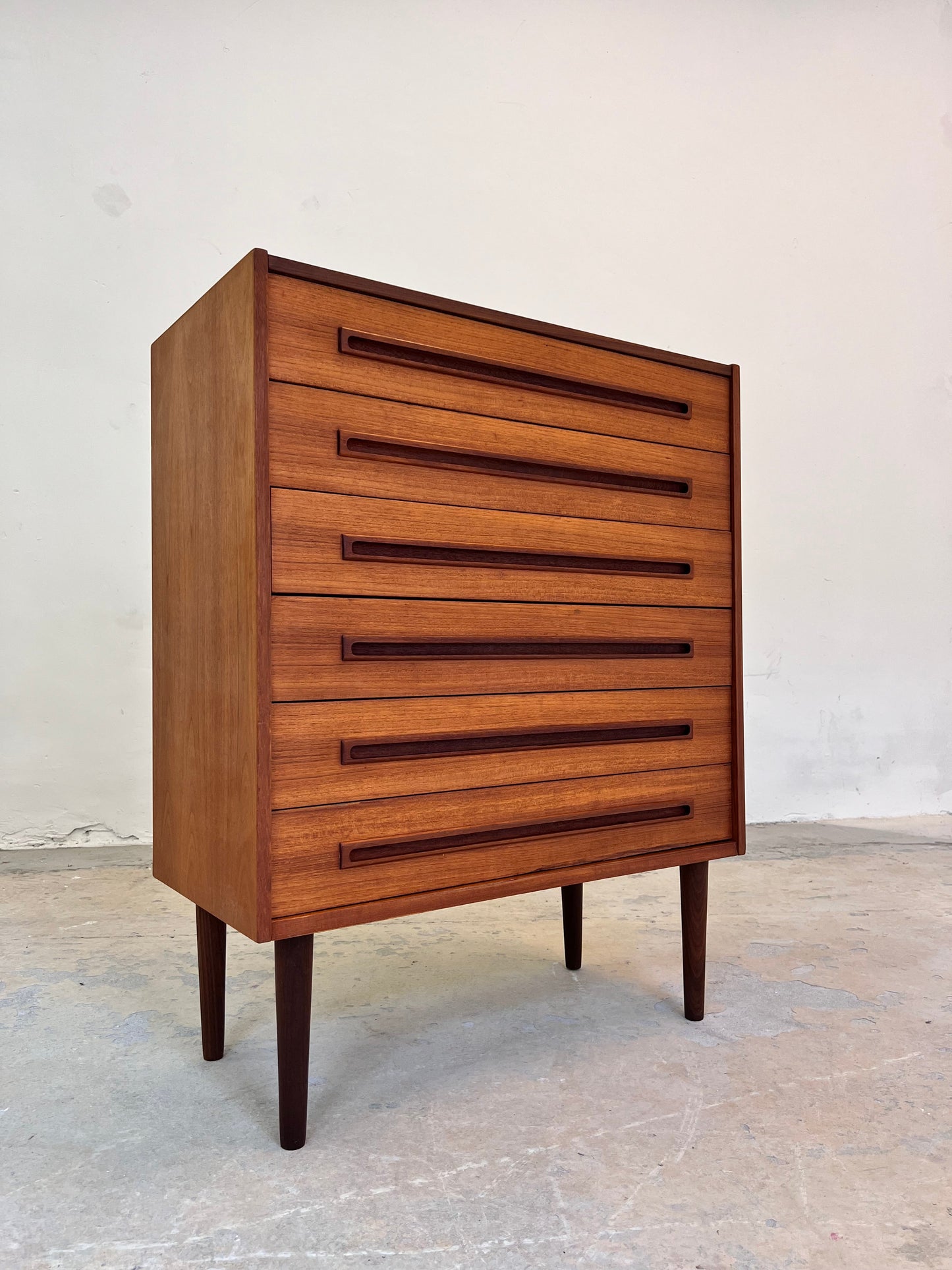 Vintage Kommode Teak Dänemark mit langen eingelassenen Griffen