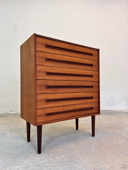 Vintage Kommode Teak Dänemark mit langen eingelassenen Griffen