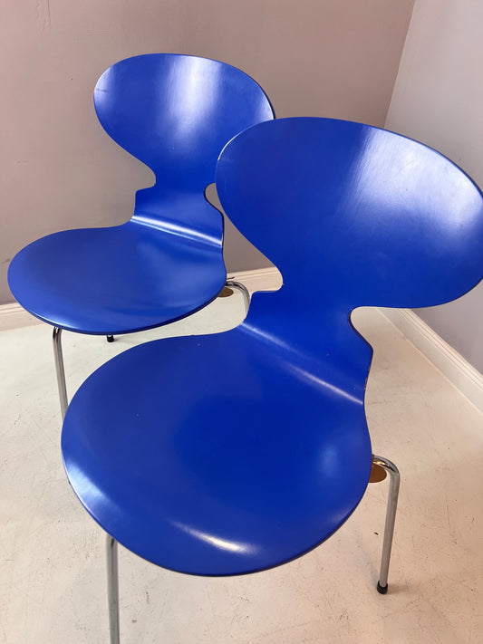 Ameise Stuhl Modell 3100 dreibeinig blau von Arne Jacobsen für Fritz Hansen