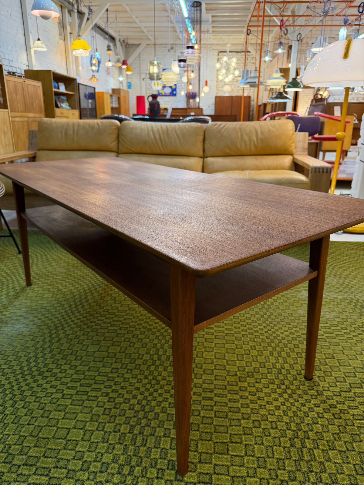 Vintage Couchtisch Teak mit Ablage aus Dänemark