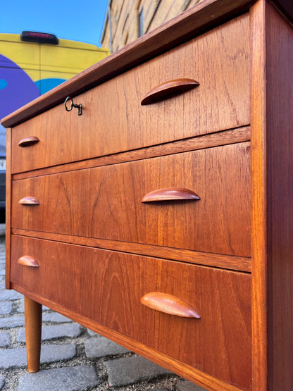 Vintage Kommode Muschelgriffe und Schloss Teak Dänemark