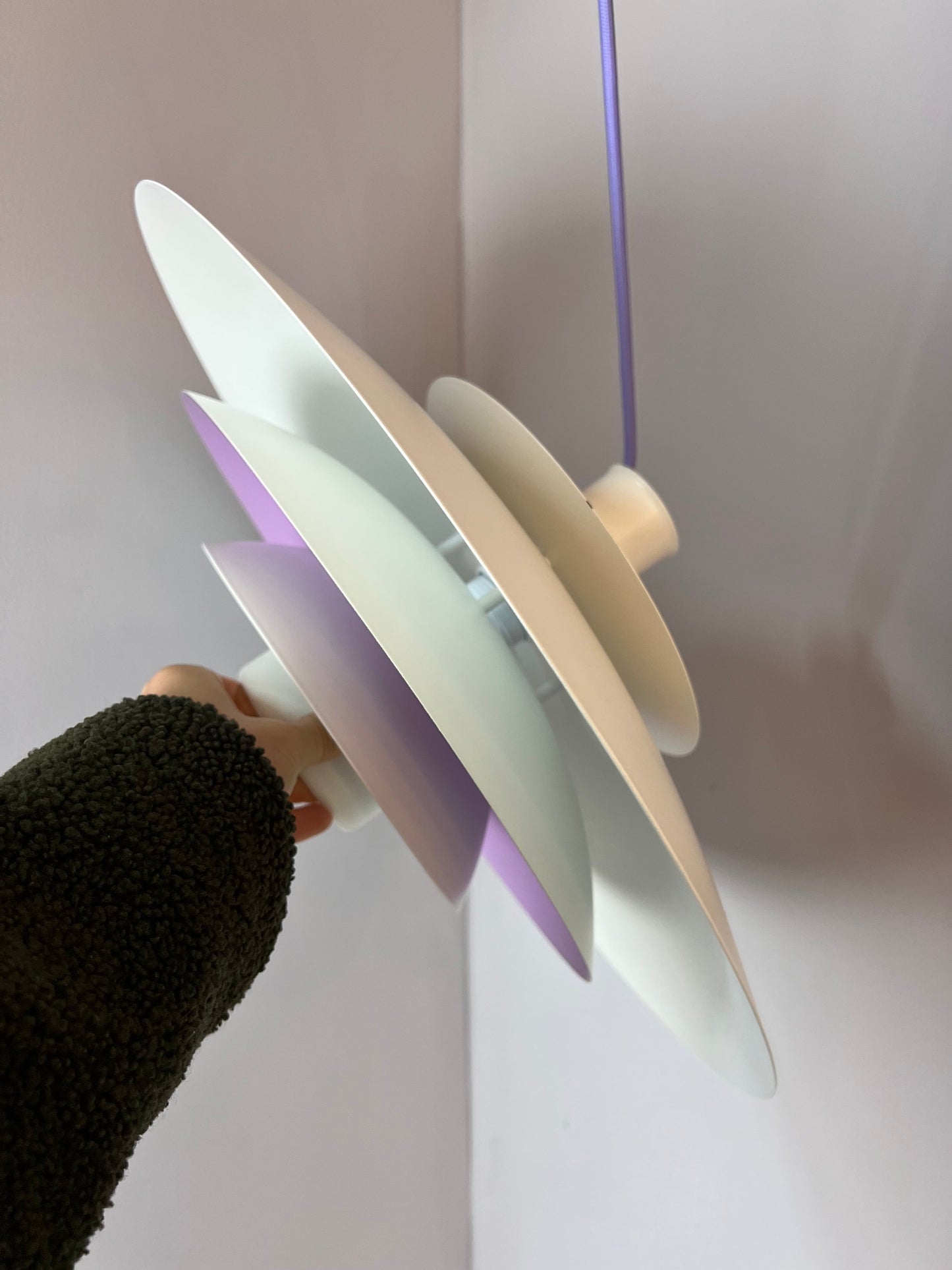 Vintage Lamellenlampe weiß lila von Formlight