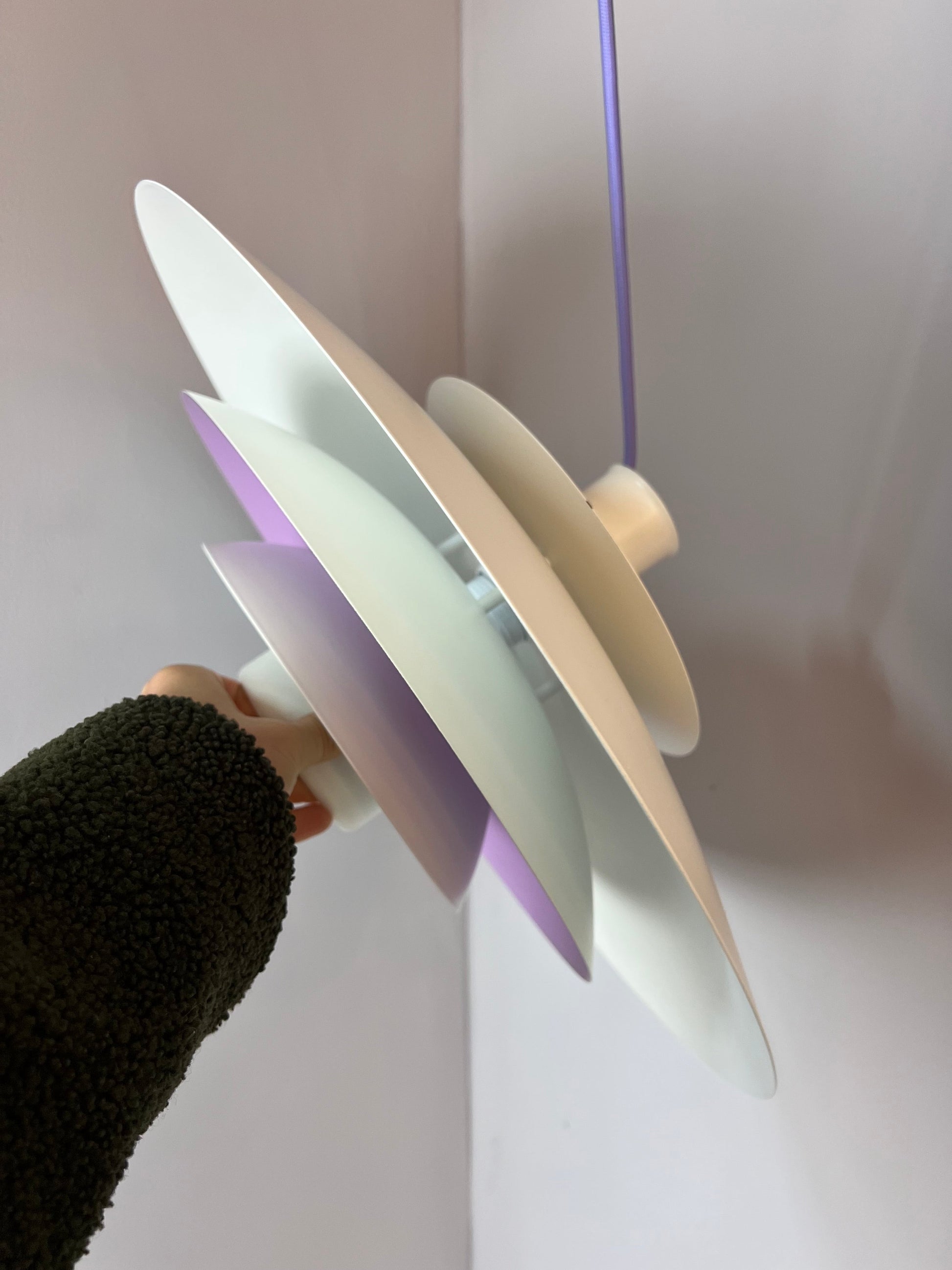 Vintage Lamellenlampe weiß lila von Formlight