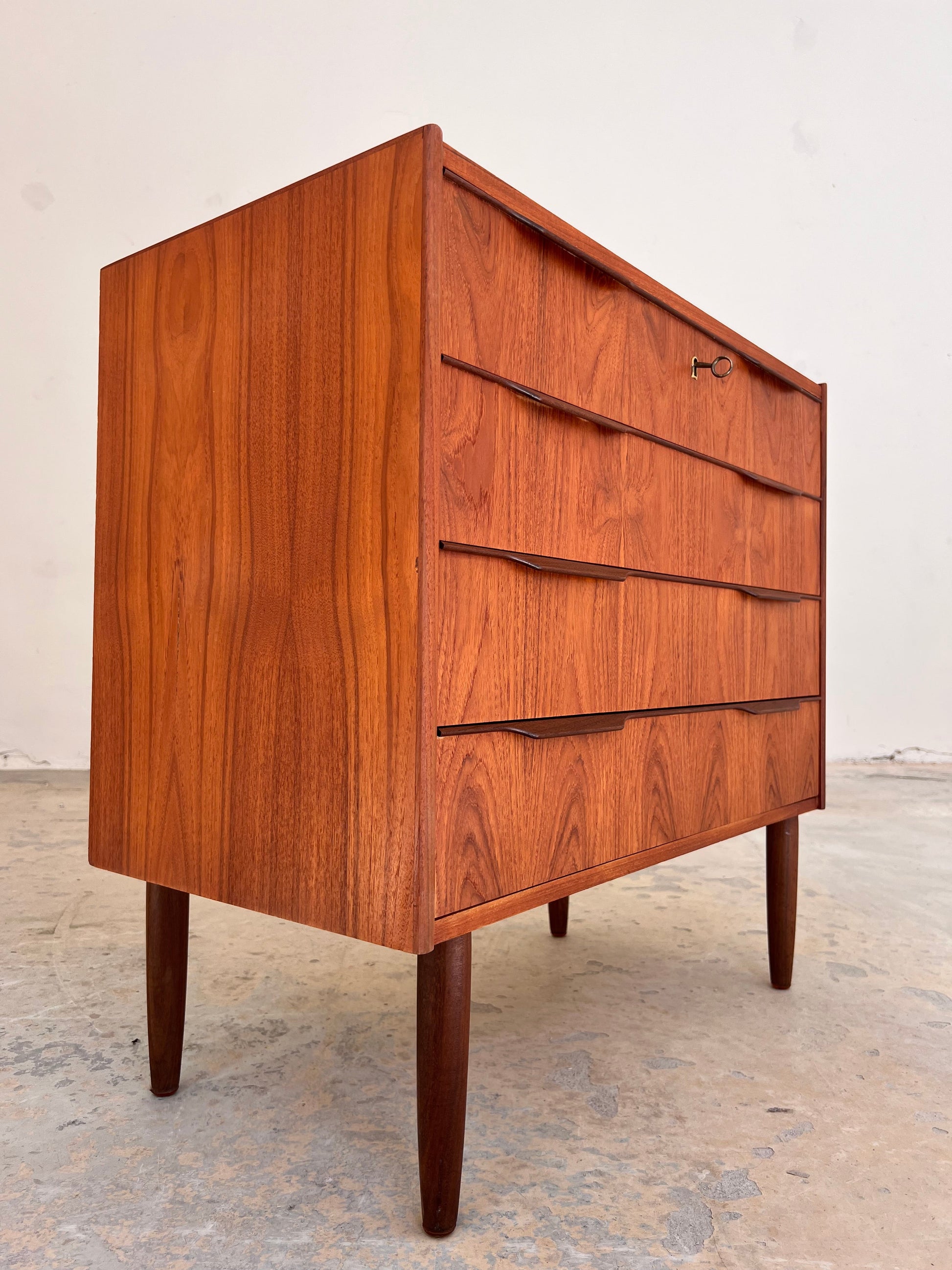 Vintage Kommode aus Teak mit Schloss aus Dänemark