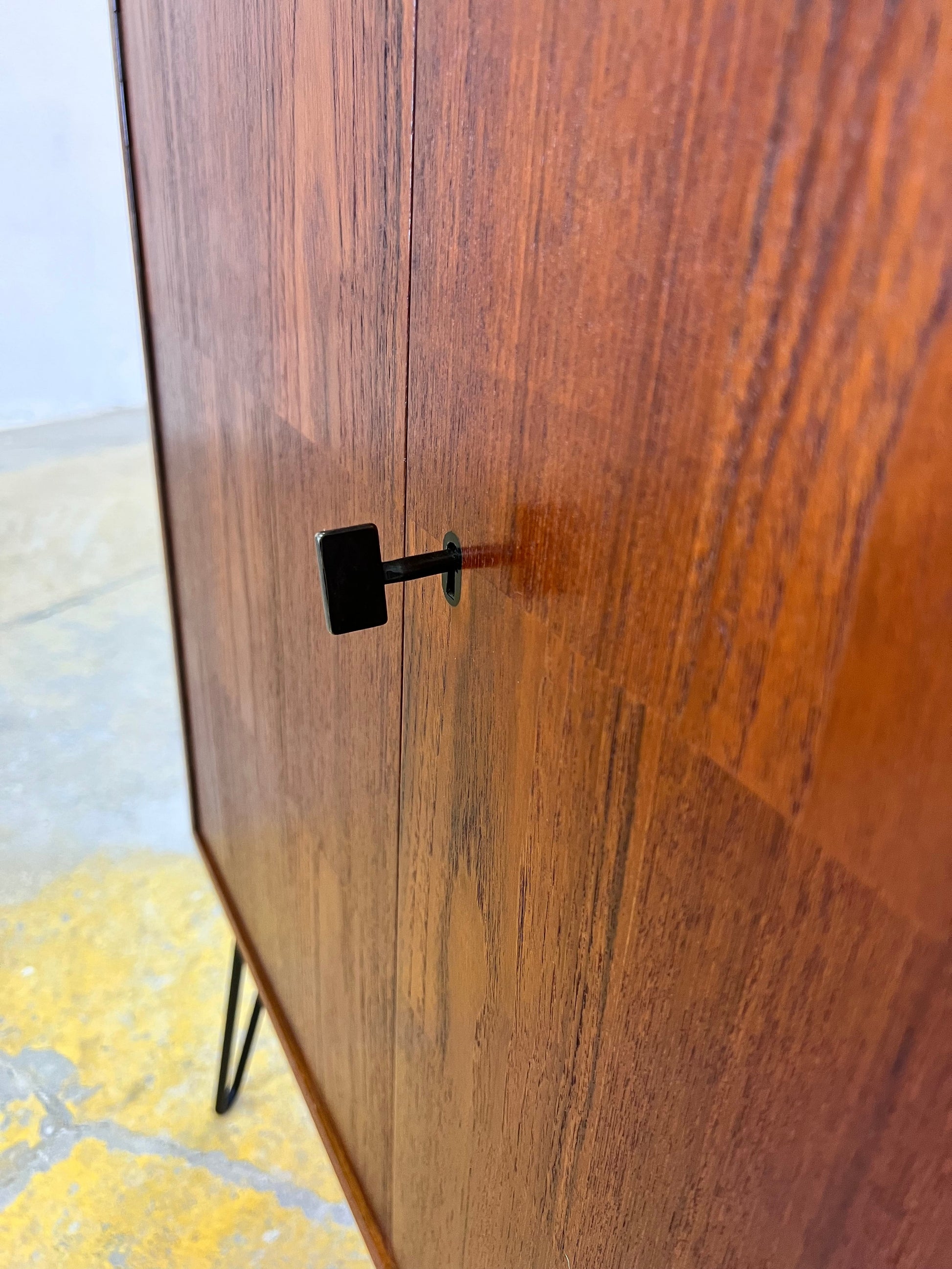 Vintage Regal Teak mit Schloss und Türen aus Dänemark