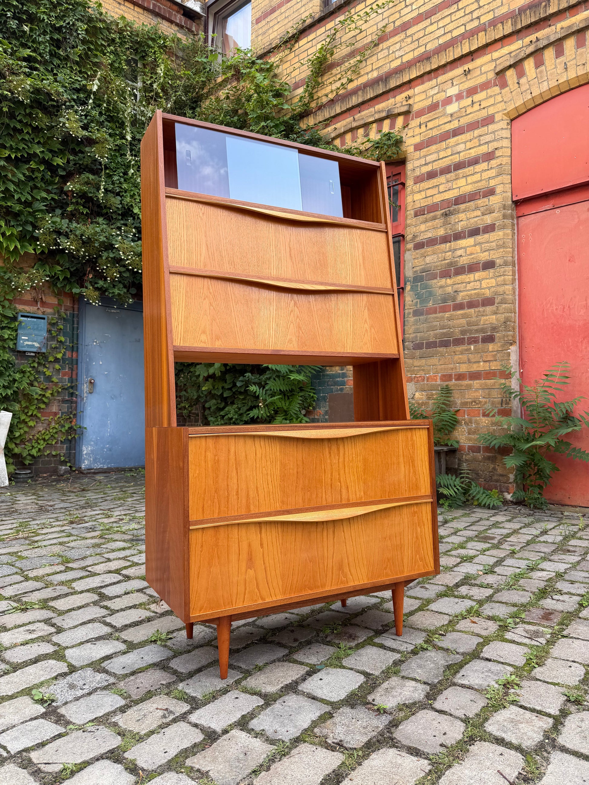 Vintage Vitrinenschrank mit Klappfächern von VEB Möbelindustrie Halle