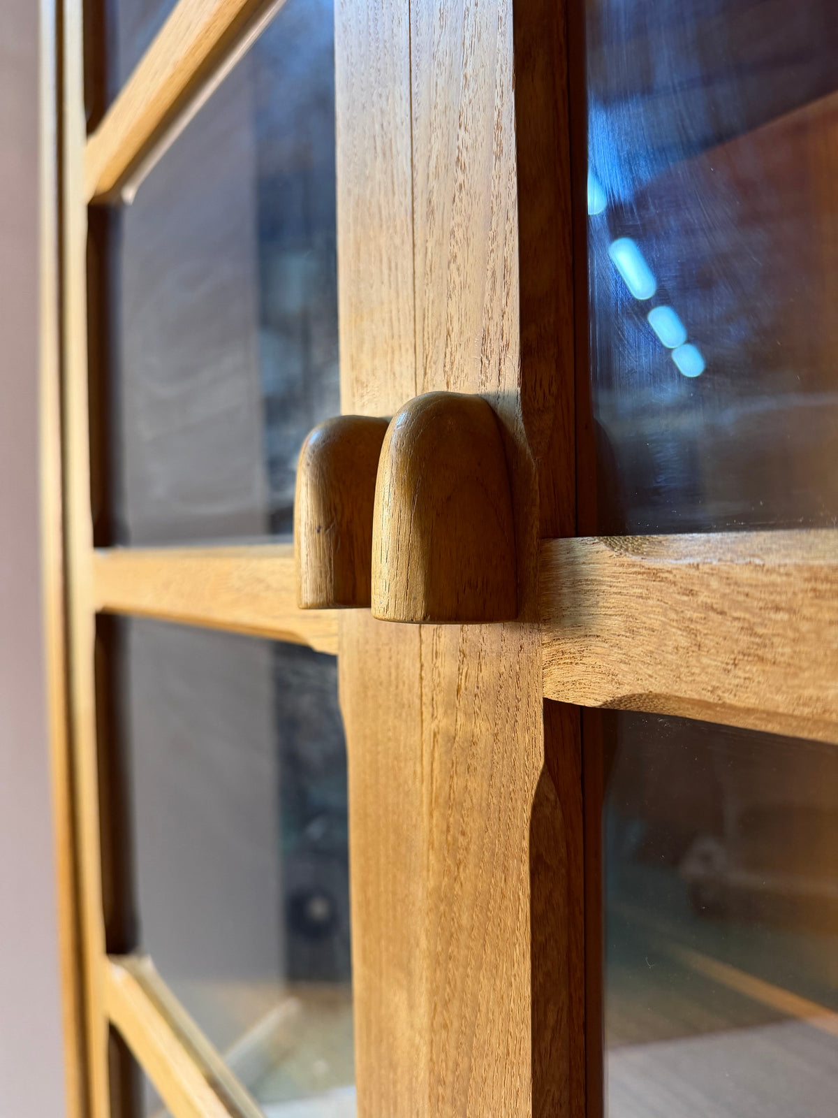 Vintage Rundbogen Vitrine Teak mit Beleuchtung von Dyrlund