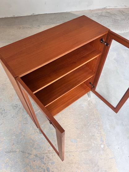 Vintage Vitrinenschrank Teak von H.W. Klein für Bramin mit neuen Chromfüßen