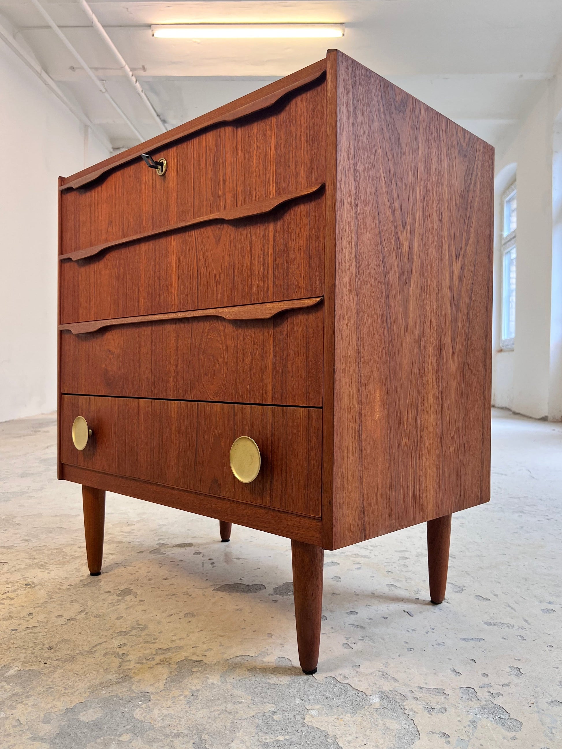 Vintage Kommode aus Dänemark, Teak, Holz und Messinggriffe, Schloss