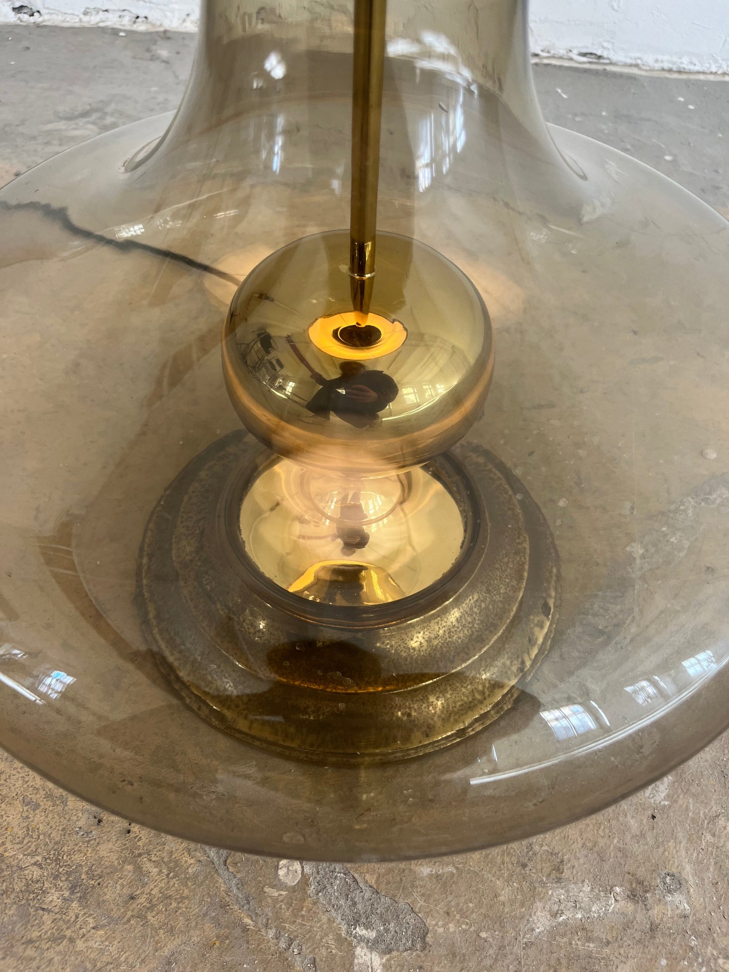 Vintage Stehlampe mit Rauchglasfuß und floralem Schirm