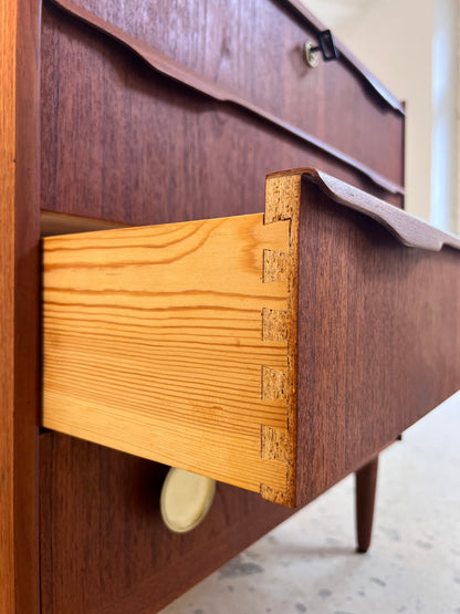 Vintage Kommode aus Dänemark, Teak, Holz und Messinggriffe, Schloss