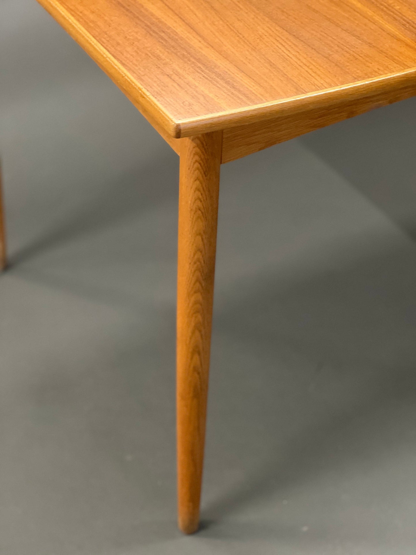 Table à manger vintage en placage de teck