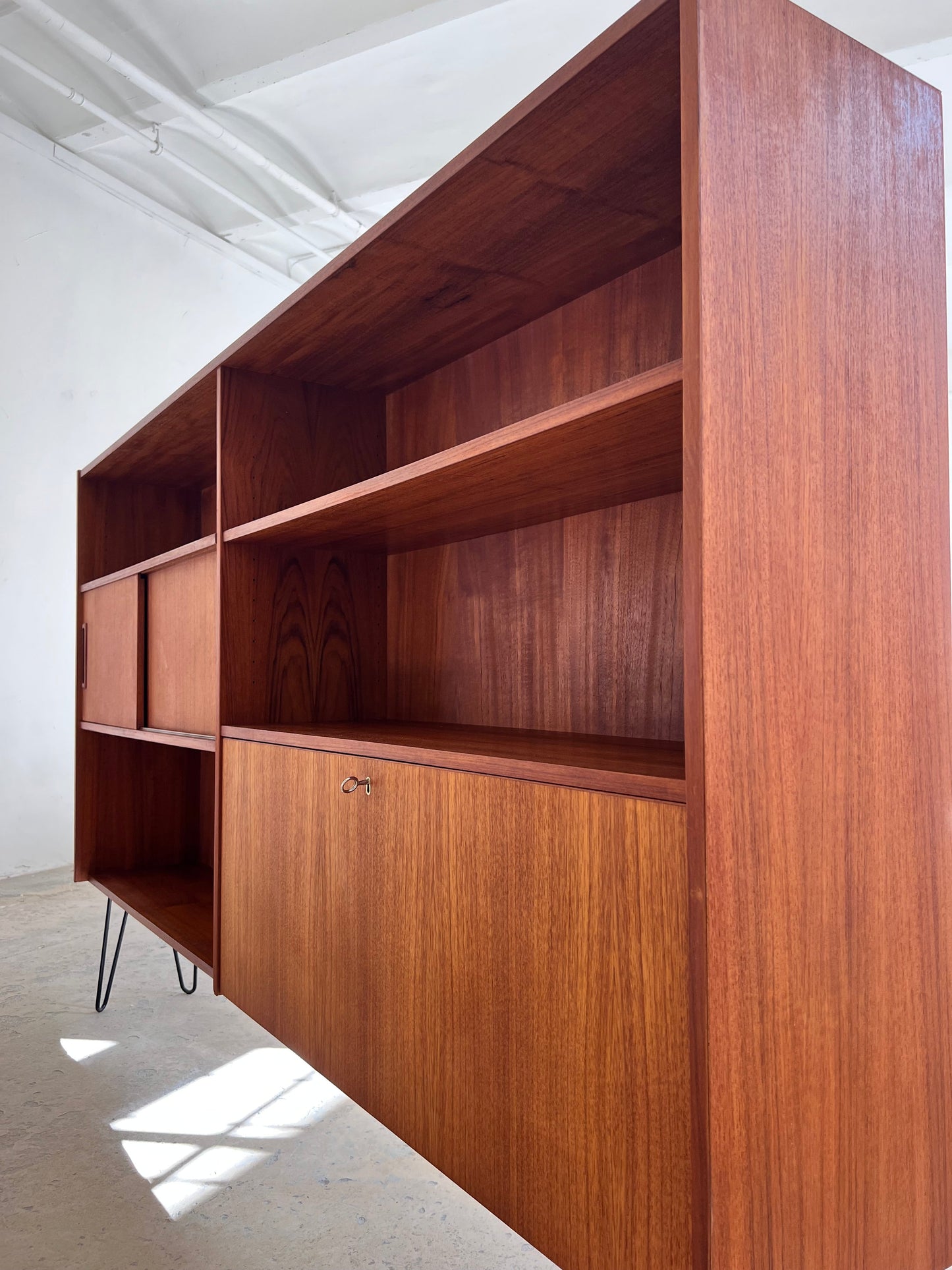 Vintage Regal auf Hairpinlegs aus Dänemark, Teak, Schiebetür und Fächer