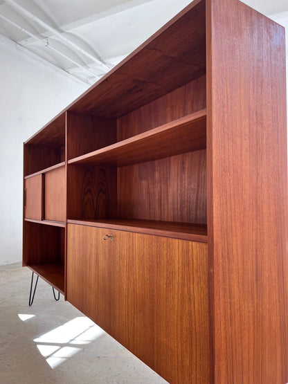 Vintage Regal auf Hairpinlegs aus Dänemark, Teak, Schiebetür und Fächer