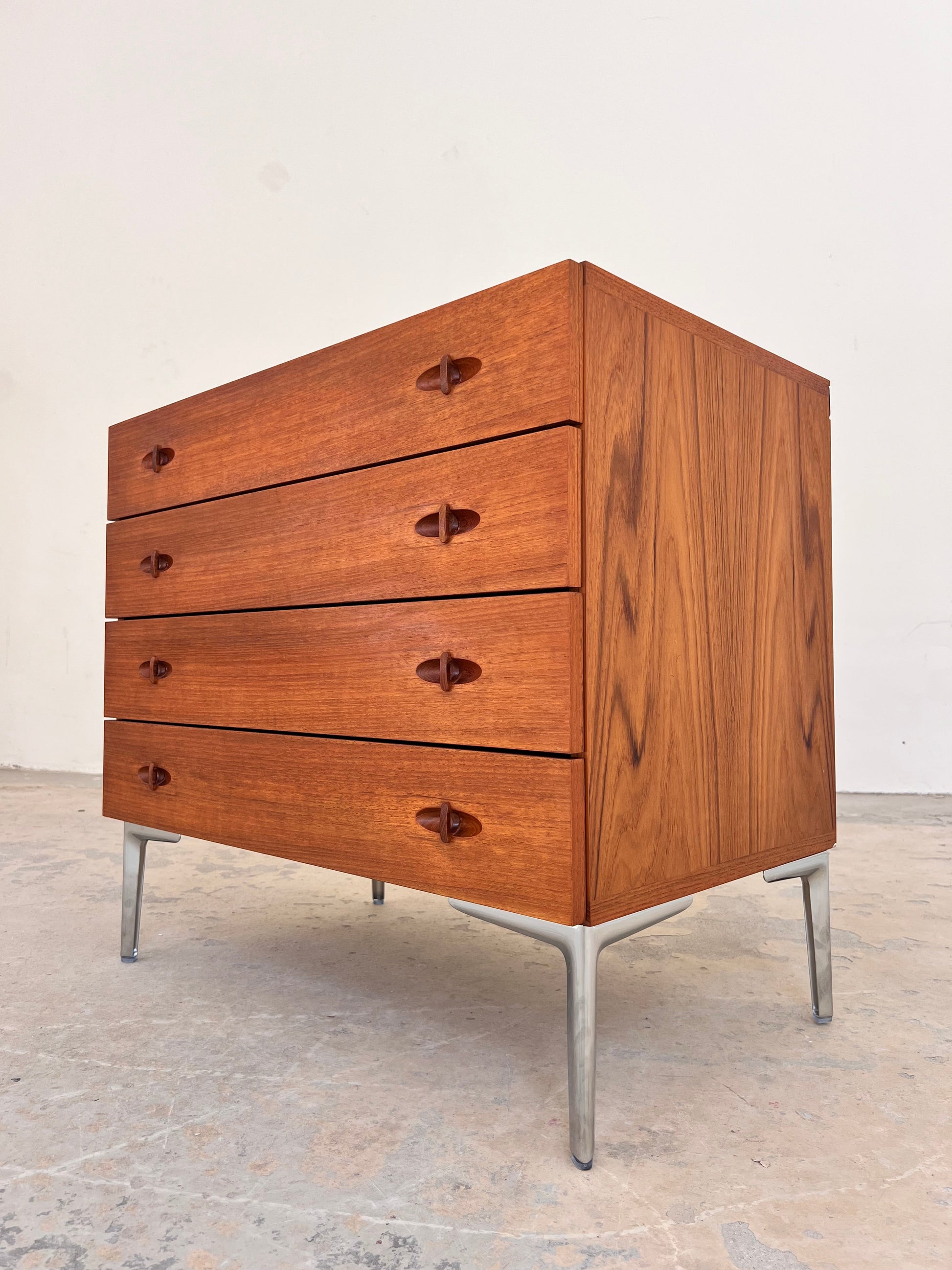 Vintage Kommode aus Teak mit neuen Chromfüßen von H. W. Klein für Bramin