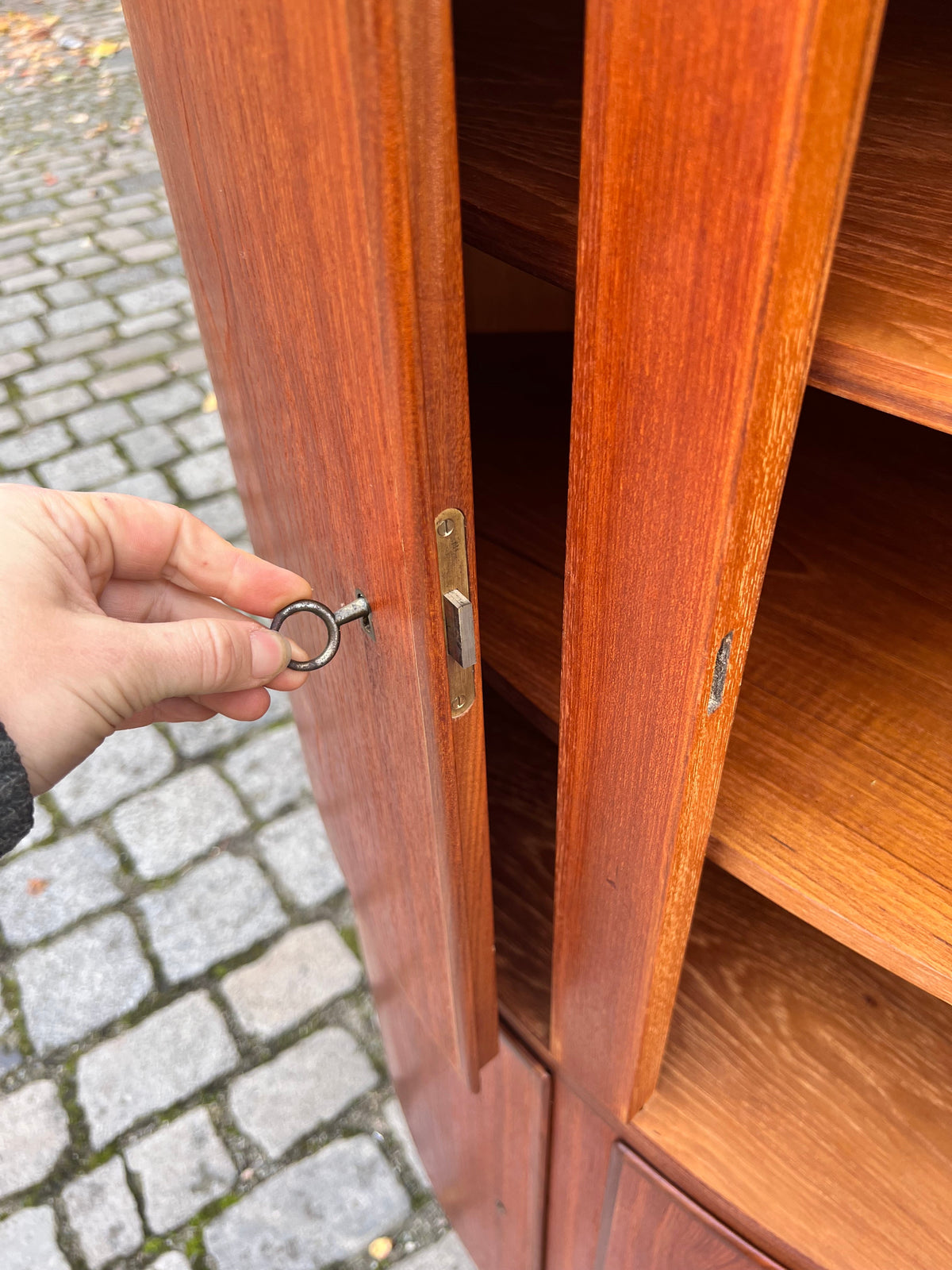 Vintage Eckschrank Teak mit Schloss aus Dänemark